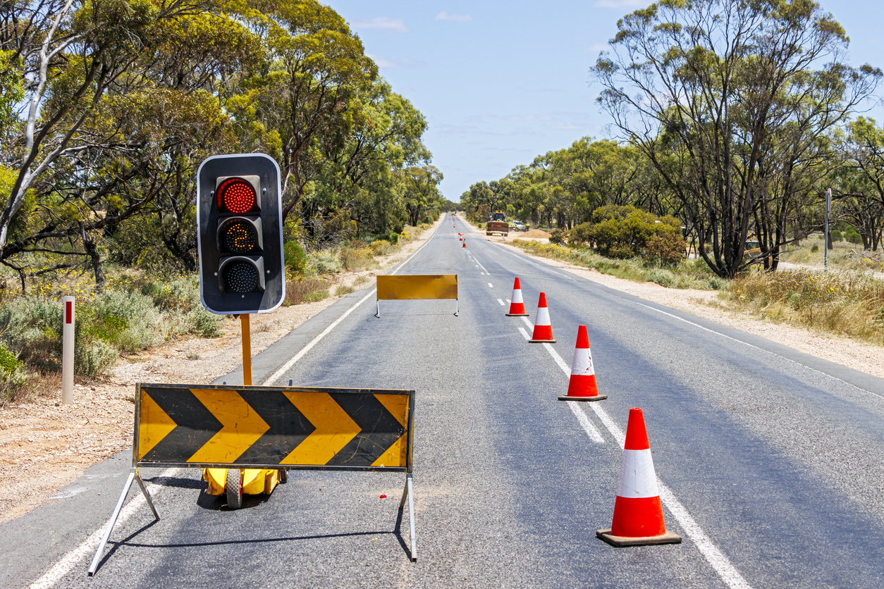 roadworks-temporary-red-light-on-outback-highway-with-countdown-timer-showing-2-minutes-wait