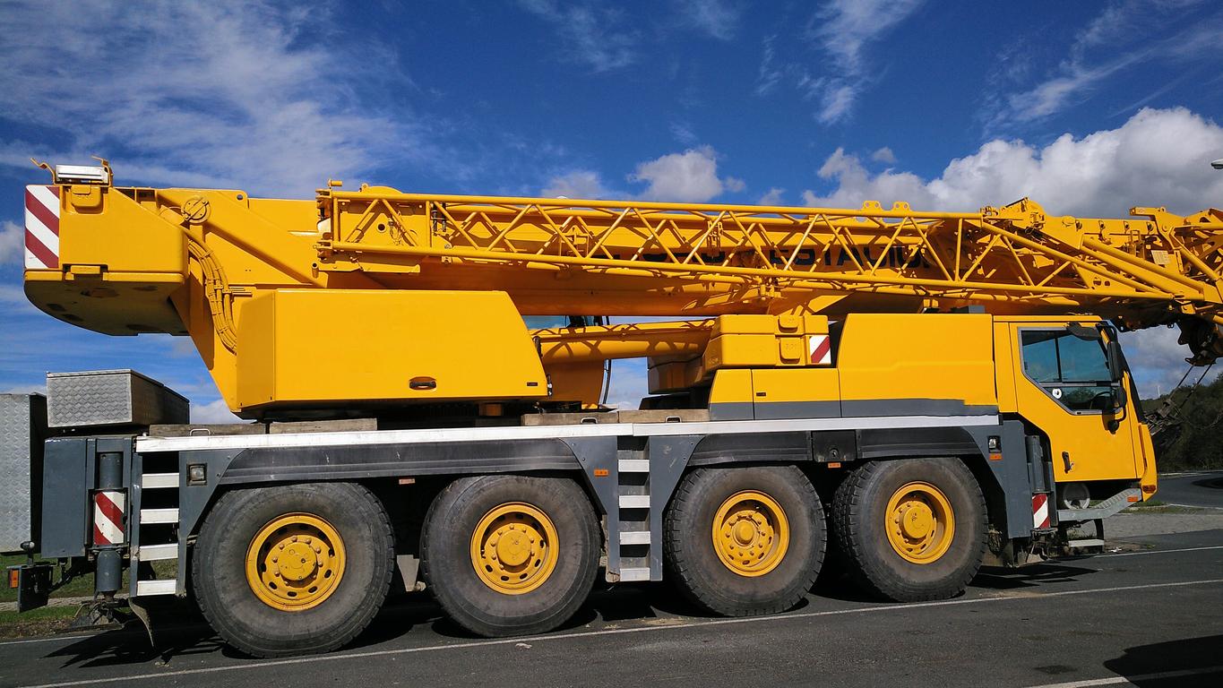 yellow-mobile-crane-for-construction-in-road